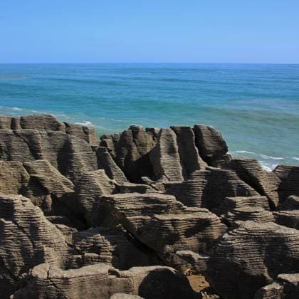 Creative Highlights World Einzigartige Pancake Rocks und türkisfarbenes Meer in Punakaiki, Neuseeland. Unique Pancake Rocks and turquoise sea in Punakaiki, New Zealand. Copyright: xZoonar.com UrsulaxPerretenx 22404437
