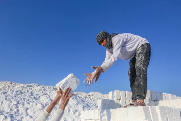 News: Bilder des Jahres 2024, News 12 Dezember News Themen der Woche KW50 Mideast Egypt Quarry Workers Labourers work at the White Mountain limestone extraction quarry site near Minya, Egypt, on December 14, 2024. Covered in fine white dust, labourers at a limestone quarry in southern Egypt toil in brutal conditions with little workplace safety for paltry pay. Labourers work in shifts at the quarry in the so-called White Mountain east of the river Nile outside Minya, about 265 km south of the capital Cairo. Minya Egypt  Copyright: xMahmoudxElkhwasx originalFilename: elkhwas-notitle241214_npDrD.jpg