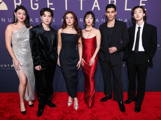 Entertainment Themen der Woche KW50 Entertainment Bilder des Tages 22nd Annual Unforgettable Gala Asian American Awards 2024 BEVERLY HILLS, LOS ANGELES, CALIFORNIA, USA - DECEMBER 14: Audrey Huynh, Choi Min-young, Anna Cathcart, Gia Kim, Anthony Keyvan and Sang Heon Lee arrive at the 22nd Annual Unforgettable Gala Asian American Awards 2024 held at The Beverly Hilton Hotel on December 14, 2024 in Beverly Hills, Los Angeles, California, United States., Credit:Xavier Collin Avalon United States, California, Beverly Hills, The Beverly Hilton Hotel  Copyright: xXavierxCollinx xAvalonx 0946960024