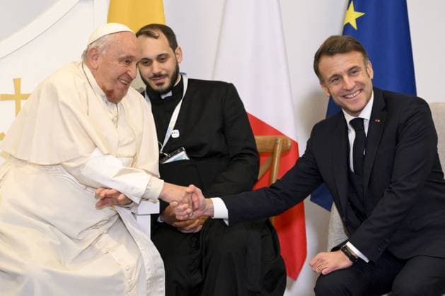 News Themen der Woche KW50 News Bilder des Tages Pope Francis Meets Emmanuel Macron At Ajaccio Airport - France Pope Francis meets French President, Emmanuel Macron at Ajaccio International Airport in the French island of Corsica on December 15, 2024 at the end of his one-day 47th Apostolic Journey abroad. Photo: (EV) Vatican Media ABACAPRESS.COM Ajaccio Corsica France  Copyright: xABACAx