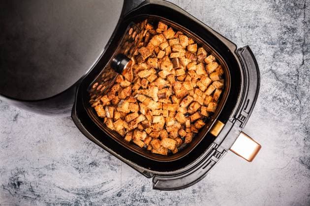 Hausgemachte Croutons in der Heißluftfritteuse zubereiten Making homemade croutons in air fryer, making use of leftovers Copyright: xZoonar.com IngridxBalabanovax 22432765
