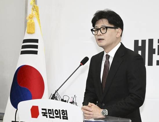News Bilder der Woche KW51 News Bilder des Tages South Korean ruling party leader Han Dong Hoon South Korea s ruling People Power Party leader Han Dong Hoon speaks at a press conference at the parliament in Seoul on Dec. 16, 2024.  A14AA0003877632P