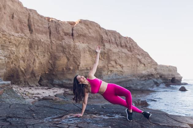 Creative Highlights Symbolfotos Woman wearing hot pink gym clothes exercising at the beach. San Diego, CA, United States R_CHDO210608-687021-01 ,model released, Symbolfoto