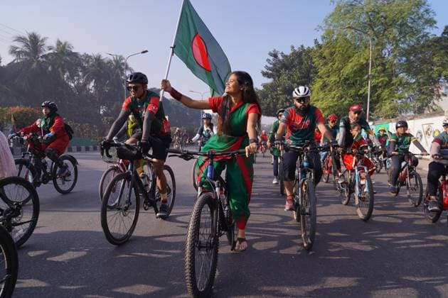 Bilder des Jahres 2024, News 12 Dezember News Bilder des Tages December 16, 2024, Dhaka, Dhaka, Bangladesh: On December 16, 2024, Bangladesh celebrated its Great 53th Victory Day with a vibrant cycling rally in Dhaka. Starting at Manik Mia Avenue, cyclists of all ages rode through Mohakhali, Gulshan, Hatirjheel, and Karwan Bazar before returning to the starting point...The event promoted unity, patriotism, and environmental awareness, highlighting the benefits of eco-friendly transportation and healthy living. Government officials and cultural figures participated, honoring the sacrifices of the Liberation War in 1971. The rally concluded with a group photo and the national anthem, symbolizing Bangladesh s pride in its history and commitment to a sustainable future. Dhaka Bangladesh - ZUMAk185 20241216_zip_k185_010 Copyright: xRubelxKarmakerx