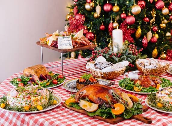 Festlich gedeckter Festtagstisch mit Braten und Beilagen Festlich gedeckter Festtagstisch mit Braten und Beilagen Copyright: xZoonar.com AntonxDobreax 22437543