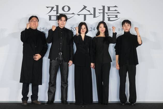 Entertainment Themen der Woche KW51 Entertainment Bilder des Tages Movie The Priests 2: Dark Nuns Movie The Priests 2: Dark Nuns The stars of the new movie The Priests 2: Dark Nuns -- Lee Jin-wook, Song Hye-kyo, Jeon Yeo-bin and Moon Woo-jin (2nd L to R) -- along with director Kwon Hyuk-Jae (L) -- pose for a photo during a publicity event in Seoul on Dec. 16, 2024, to promote the movie, set to hit local screens in South Korea on Jan. 24. (Yonhap) 2024-12-16 18:22:29 < 1980-2024 YONHAPNEWS AGENCY. .> ¼­¿ïÆ¯º°½Ã EDITORIAL USE ONLY  Copyright: xx PYH2024121616050034400 YonhapxNewsx yonphotos236673