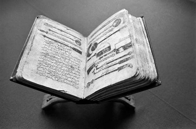 Treatise on surgery and instruments by Abu-l-Qasim az-Zahrawi 8829172 16.12.1985 Treatise on surgery and instruments by Abu-l-Qasim az-Zahrawi is a monument of the history of Arab medicine, a work that influenced the development of Eastern and European surgery.  Copyright: xx