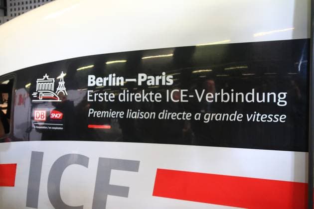 Neue Direktverbindung Berlin-Paris mit dem ICE Berlin, 16.12.2024 ICE ZUG bei dem Start der neuen ICE Direktverbindung Berlin-Paris am Gleis 8 des Berliner Hauptbahnhofs Berlin Germany *** New direct connection Berlin Paris with the ICE Berlin, 16 12 2024 ICE TRAIN at the start of the new ICE direct connection Berlin Paris at platform 8 of Berlin Central Station Berlin Germany Copyright: xPictureteamx