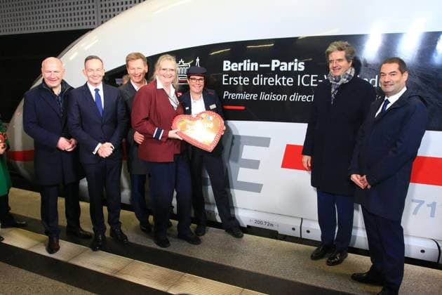News Bilder der Woche KW51 Bilder des Jahres 2024, News 12 Dezember News Bilder des Tages Neue Direktverbindung Berlin-Paris mit dem ICE Berlin, 16.12.2024 Richard Lutz, Francois Delattre, Volker Wissing, Kai Wegner und Jean-Baptiste Guenot bei dem Start der neuen ICE Direktverbindung Berlin-Paris am Gleis 8 des Berliner Hauptbahnhofs Berlin Germany *** New direct connection Berlin Paris with the ICE Berlin, 16 12 2024 Richard Lutz, Francois Delattre, Volker Wissing, Kai Wegner and Jean Baptiste Guenot at the launch of the new ICE direct connection Berlin Paris at platform 8 of Berlin Central Station Berlin Germany Copyright: xPictureteamx