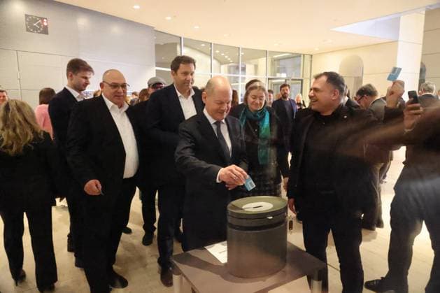 News Bilder der Woche KW51 Bilder des Jahres 2024, News 12 Dezember News Bilder des Tages Bundestag Bundeskanzler 16.12.2024, Germany, Berlin, Deutscher Bundestag, 20. Wahlperiode, 205 Sitzung , Bundeskanzler bei der Stimmabgabe, Olaf Scholz mit Abstimmung Blau fuer das Ja bei der Vertrauensfrage, Berlin Berlin Germany *** Bundestag Federal Chancellor 16 12 2024, Germany, Berlin, German Bundestag, 20 parliamentary term, 205 session, Federal Chancellor during the vote, Olaf Scholz with blue vote for the yes in the vote of confidence, Berlin Berlin Germany