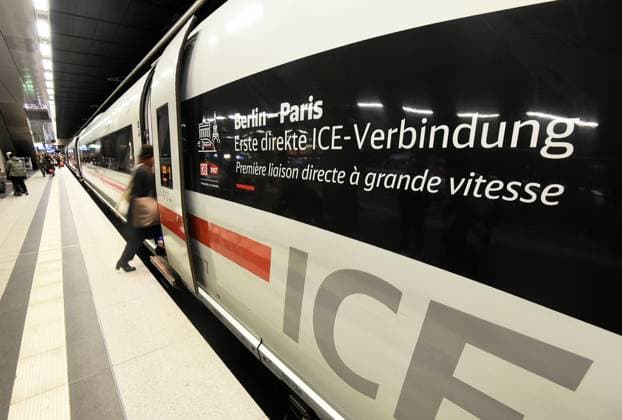 Vom Berliner Hauptbahnhof startete heute um 12:02 Uhr der erste ICE mit einer Direktverbindung nach Paris. Erste ICE-Verbindung nach Paris *** The first ICE with a direct connection to Paris departed from Berlin Central Station today at 12.02 p.m. First ICE connection to Paris