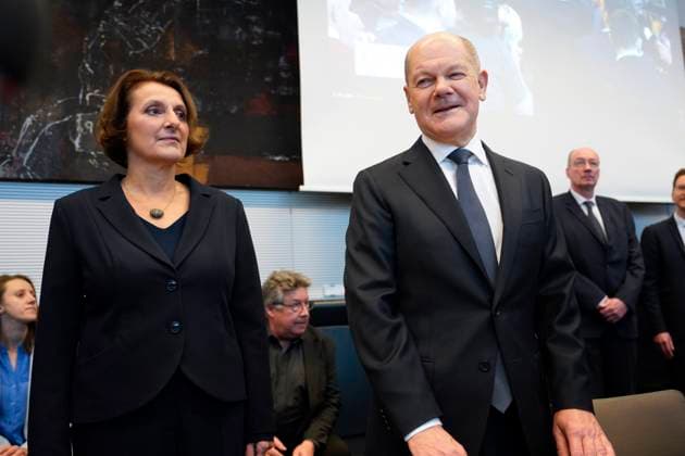 News Bilder der Woche KW51 News Bilder des Tages Auftaktbilder, Sitzung, SPD-Bundestagsfraktion Auftaktbilder, Sitzung, SPD-Bundestagsfraktion, Britta Ernst, Bundeskanzler Olaf Scholz Berlin Berlin GER *** Opening pictures, meeting, SPD parliamentary group Opening pictures, meeting, SPD parliamentary group, Britta Ernst, Federal Chancellor Olaf Scholz Berlin Berlin GER