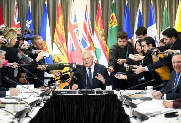 News Bilder der Woche KW51 News Bilder des Tages December 16, 2024, Toronto, On, CANADA: Ontario Premier Doug Ford, centre, is swarmed by the media as they ask him about finance Minister Chrystia Freeland resigning from Prime Minister Justin Trudeau s cabinet during the fall meetings of Canada s premiers hosted by Ontario in Toronto, Monday, Dec. 16, 2024. Toronto CANADA  - ZUMAc35_ 20241216_zaf_c35_013 Copyright: xNathanxDenettex