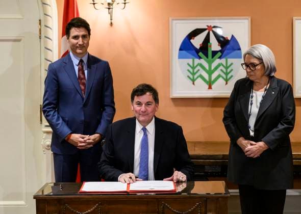 News Bilder des Tages December 16, 2024, Ottawa, On, CAN: Prime Minister Justin Trudeau and Gov. Gen. Mary Simon look on as Dominic LeBlanc, Minister of Finance, Public Safety and Intergovernmental Affairs, participates in a signing during a swearing in ceremony at Rideau Hall in Ottawa, on Monday, Dec. 16, 2024. Ottawa CAN - ZUMAc35_ 20241216_zaf_c35_160 Copyright: xJustinxTangx