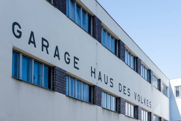 Garage des Hauses des Volkes in Probstzella Das Haus des Volkes wurde auf Initiative des sozialreformerischen Industriellen Itting in den 1930er Jahren durch Architekten des Bauhauses Dessau entworfen. Copyright: xZoonar.com wolfgangxcezannex 22476316