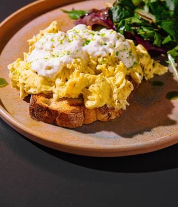 Rührei mit saurer Sahne und Kräutern auf getoastetem Brot zum Frühstück Rührei mit saurer Sahne und Kräutern auf getoastetem Brot zum Frühstück Copyright: xZoonar.com AntonxDobreax 22485012
