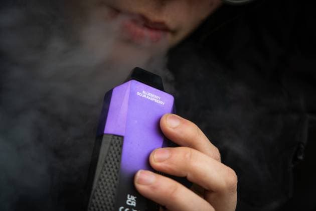 ILLUSTRATIVE. Vaping teenager. Banned flavored vape with ˜Blueberry Sour Raspberry™ flavor. ANP Hollandse Hoogte Dylan Nieuwland netherlands out - belgium out  Copyright: xx x515673091x originalFilename: 515673091.jpg