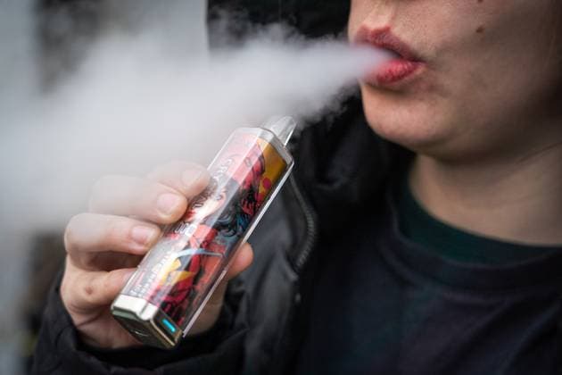 ILLUSTRATIVE. Vaping teenager. Flavored banned vape with ˜Strawberry Ice™ flavor. ANP Hollandse Hoogte Dylan Nieuwland netherlands out - belgium out  Copyright: xx x515673172x originalFilename: 515673172.jpg