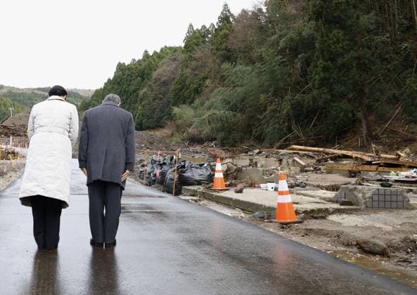 Bilder des Jahres 2024, Entertainment 12 Dezember Entertainment Bilder des Tages Japan emperor, empress visit Noto Japanese Emperor Naruhito and Empress Masako offer silent prayers on Dec. 17, 2024, in an area hit hard by river flooding in the wake of torrential rain in September in Wajima in Ishikawa Prefecture. The city on the Noto Peninsula was also hit by a major earthquake in January.  A14AA0003882155P