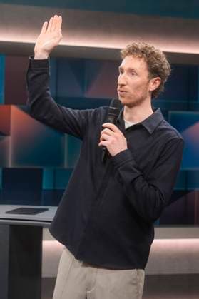 Louis Klamroth in der ARD-Talkshow hart aber fair im Studio Adlershof. Berlin, 16.12.2024