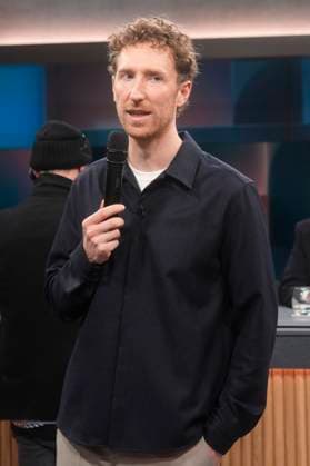 Louis Klamroth in der ARD-Talkshow hart aber fair im Studio Adlershof. Berlin, 16.12.2024