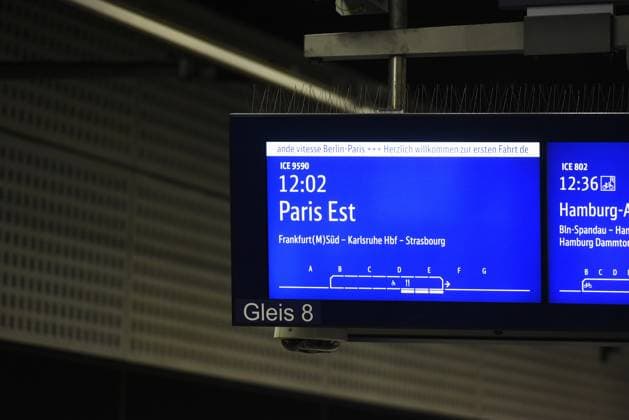 Vom Berliner Hauptbahnhof startete heute um 12:02 Uhr der erste ICE mit einer Direktverbindung nach Paris. Erste ICE-Verbindung nach Paris *** The first ICE with a direct connection to Paris departed from Berlin Central Station today at 12.02 p.m. First ICE connection to Paris