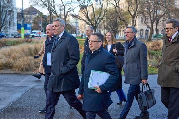 - Wien 17.12.2024 - Koalitionsgespräche ÖVP - SPÖ - NEOS - Heute setzten ÖVP, SPÖ und NEOS im Palais Epstein die Koalitionsverhandlungen zu einer möglichen Regierungskoalition fort. PHOTO: (v.L.) ÖVP-Generalsekretär Christian Stocker, der ÖVP Bundesparteiobmann und Bundeskanzler Karl Nehammer, Klubobmann August Wöginger, Staatssekretärin Claudia Plakolm, Bauernbund-Präsident Georg Strasser, Wirtschaftskammer-Präsident Harald Mahrer, auf dem Weg zu den Verhandlungen. Vienna (AUSTRIA) - Today, the OeVP, SPOe and NEOS continued exploratory negotiations on a possible coalition government at Palais Epstein. - SPO, SPOE, OVP, OEVP. Koalitionsgespräche ÖVP, SPÖ, NEOS *** Vienna 17 12 2024 Coalition talks ÖVP SPÖ NEOS Today, the ÖVP, SP 