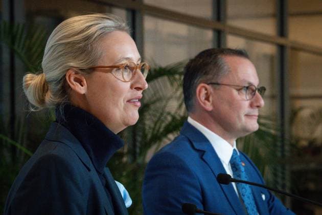 News Bilder der Woche KW51 News Bilder des Tages Statement der AfD Fraktion vor der Fraktionssitzung Aktuell, 17.12.2024, Berlin, Dr. Alice Weidel gemeinsam mit Tino Chrupalla im Profil bei ihrem Statement im Vorfeld der Fraktionssitzung der AfD Bundestagsfraktion im Reichstagsgebaeude Berlin Berlin Deutschland *** Statement by the AfD parliamentary group before the parliamentary group meeting Current, 17 12 2024, Berlin, Dr Alice Weidel together with Tino Chrupalla in profile during her statement in the run-up to the parliamentary group meeting of the AfD Bundestag parliamentary group in the Reichstag building Berlin Berlin Germany
