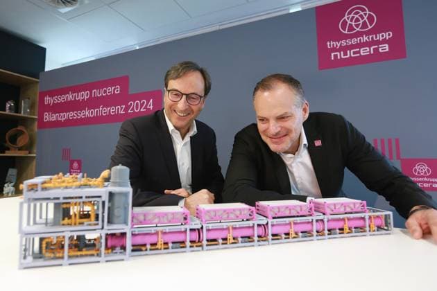 News Bilder der Woche KW51 News Bilder des Tages 17.12. 2024 Dortmund, Bilanzpressekonferenz von thyssenkrupp nucera im neuen Gebäude an der Stadtkrone Ost. CEO Dr. Werner Ponikwar (re.) und CEO Dr. Arno Pfannschmidt (li.) mit einem Modell eines Elektrolyseurs. *** 17 12 2024 Dortmund, Annual press conference of thyssenkrupp nucera in the new building at Stadtkrone Ost CEO Dr Werner Ponikwar right and CEO Dr Arno Pfannschmidt left with a model of an electrolyzer