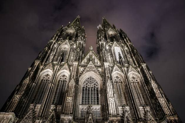 Der Kölner Dom, eine eindrucksvolle gotische Kathedrale, beleuchtet in der Nacht und gegen den bewölkten Himmel fotografiert, Köln, Nordrhein-Westfalen, Deutschland, Europa Cologne Cathedral, an impressive Gothic cathedral, illuminated at night and photographed against the cloudy sky, Cologne, North Rhine-Westphalia, Germany, Europe Copyright: imageBROKER JanxTepass ibxjte11922923.jpg