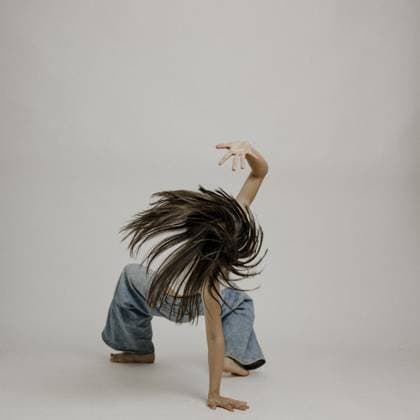Dunkelhaariges Mädchen, 10, in Blue Jeans, turnt am Boden.jpg Dark-haired girl, 10, in blue jeans, doing gymnastics on the floor.jpg Copyright: imageBROKER MichaelaxBegsteiger ibxbeg11923446.jpg ,model released, Symbolfoto ,property released