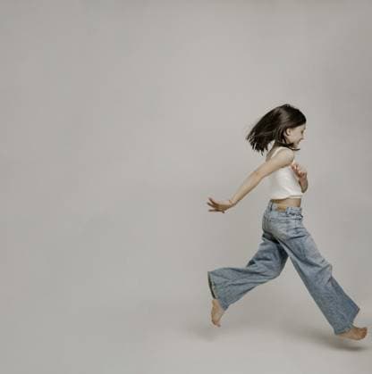 Dunkelhaariges Mädchen, 10, in Blue Jeans, läuft aus dem Studio Dark-haired girl, 10, in blue jeans, runs out of the studio Copyright: imageBROKER MichaelaxBegsteiger ibxbeg11923455.jpg ,model released, Symbolfoto ,property released