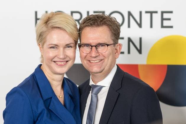 Feierlichkeiten zum Tag der Deutschen Einheit 2023 Ankunft zum Festakt in der Hamburger Elbphilharmonie - Manuela Schwesig, Ministerpräsidentin Mecklenburg-Vorpommern, mit Ehemann Stefan Schwesig;Feierlichkeiten zum Tag der Deutschen Einheit 2023 Ankunft zum Festakt in der Hamburger Elbphilharmonie - Manuela Schwesig, Ministerpräsidentin Mecklenburg-Vorpommern, mit Ehemann Stefan Schwesig, *** Celebrations to mark the Day of German Unity 2023 Arrival at the ceremony in Hamburgs Elbphilharmonie Manuela Schwesig, Minister President of Mecklenburg-Vorpommern, with husband Stefan Schwesig Celebrations to mark the Day of German Unity 2023 Arrival at the ceremony in Hamburgs Elbphilharmonie Manuela Schwesig, Minister President of Me