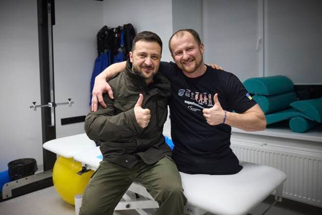 News Bilder der Woche KW51 News Bilder des Tages December 17, 2024, Lviv, Lviv Oblast, Ukraine: Ukrainian President Volodymyr Zelenskyy, left, poses with a wounded defender during a visit to the War Veterans Hospital and the Superhumans Prosthetics and Rehabilitation Center, December 17, 2024 in Lviv, Ukraine. Lviv Ukraine - ZUMAp138 20241217_zaa_p138_043 Copyright: xUkrainexPresidency UkrainianxPrex
