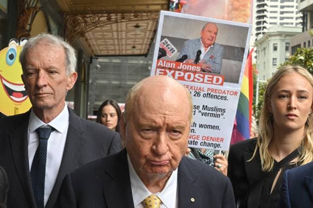 News Bilder der Woche KW51 ALAN JONES COURT, Former radio broadcaster Alan Jones leaves the Downing Centre Local Court in Sydney, Wednesday, December 18, 2024. ( NO ARCHIVING, EDITORIAL USE ONLY, NO USE IN BOOKS WITHOUT CONSENT SYDNEY NEW SOUTH WALES AUSTRALIA  Copyright: xMICKxTSIKASx 20241218199887848170