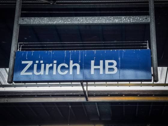 Zürich HB, Schweiz, Europa, Zürich Hauptbahnhof, Zentrale Bahnstation, SBB, Schweizer Bundesbahnen, Öffentlicher Verkehr, Zugverkehr, Knotenpunkt, Internationaler Bahnhof, Intercity-Züge, Regionalverkehr, TGV Lyria, Bahnreisen, Pendlerverkehr, Tourismus, Zürcher Verkehrsdrehscheibe, Hauptbahnhof Zürich, Reisezentrum, Bahnhofsschild, Schweizer Metropole *** Zurich main station, Switzerland, Europe, Zurich main station, central station, SBB, Swiss Federal Railways, public transport, rail traffic, hub, international station, intercity trains, regional traffic, TGV Lyria, rail travel, commuter traffic, tourism, Zurich transport hub, Zurich main station, travel center, station sign, Swiss metropolis Copyright: xJOERANxSTEINSIEKx