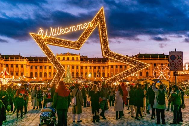 Bilder des Jahres 2024, News 12 Dezember News Bilder des Tages vienna, austria, 17 dec 2024, advent market at schoenbrunn palace Hietzing Österreich *** wien, österreich, 17. dezember 2024, adventmarkt im schloss schoenbrunn Hietzing Österreich Copyright: xW.Simlingerx