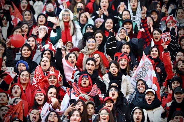 News Bilder der Woche KW51 Bilder des Jahres 2024, News 12 Dezember Iranian women allowed into football stadiums A large crowd of Persepolis supporters, dressed in red, sing and chant together at Naqsh-e Jahan Stadium in Isfahan, Iran, on December 16, 2024. The event is a rare exception, as women are usually banned from attending stadium matches in Iran. Isfahan Isfahan Iran Copyright: xHosseinx