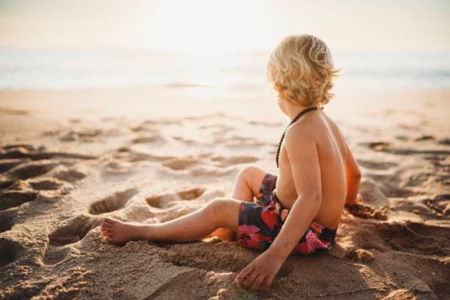Creative Highlights Symbolfotos Back view of young boy at beach looking at sea in summer Cádiz, Andalusia, Spain CR_TANI241216-1581663-01 ,model released, Symbolfoto
