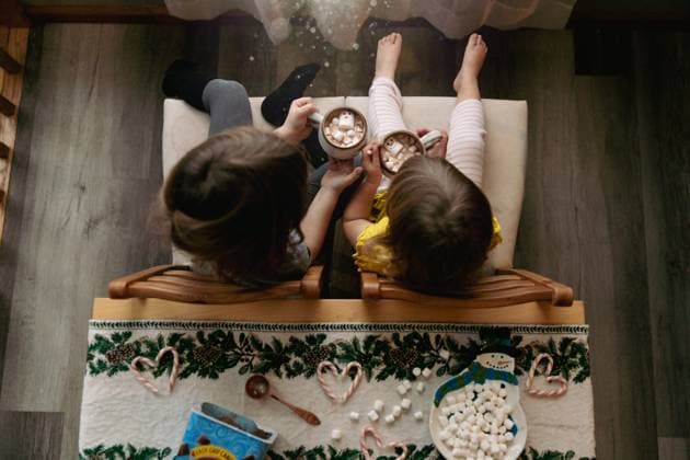 Overhead shot of siblings with a mug of hot cocoa and marshmallows Painesdale, Michigan, United States CR_OAXI241217-1605504-01 ,model released, Symbolfoto
