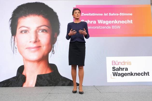 News Bilder der Woche KW51 Vorstellung Wahlkampagne 2025 Buendnis Sahra Wagenknecht Sahra Wagenknecht bei der Praesentation der Wahlkampfplakate bei der Pressekonferenz zur aktuellen Wahlkampagne und Wahlprogramm 2025, Berlin, 18.12.2024 Berlin Berlin Deutschland *** Presentation of the election campaign 2025 Buendnis Sahra Wagenknecht Sahra Wagenknecht at the presentation of the election campaign posters at the press conference on the current election campaign and election program 2025, Berlin, 18 12 2024 Berlin Berlin Germany