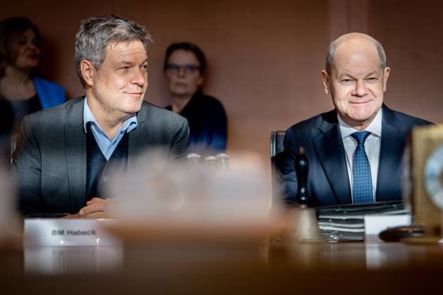 News Bilder des Tages 123. Sitzung des Bundeskabinett Aktuell,18.12.2024 Berlin, undeswirtschafts- und Klimaminister Robert Habeck (Gruene) blickt schmunzlend zu Bundeskanzler Olaf Scholz (SPD) der ebenfalls gut gelaunt ist, im Vorfeld der Kabinettssitzung, Sitzung des Bundeskabinett im Bundeskanzleramt in Berlin Berlin Berlin Deutschland *** 123 Meeting of the Federal Cabinet Current,18 12 2024 Berlin, and Economics and Climate Minister Robert Habeck Gruene looks smilingly at Federal Chancellor Olaf Scholz SPD, who is also in a good mood, in the run-up to the Cabinet meeting, Meeting of the Federal Cabinet in the Federal Chancellery in Berlin Berlin Berlin Germany