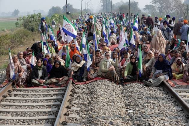News Bilder der Woche KW51 News Bilder des Tages Indien, Bauern-Proteste in Punjab Farmers stop railway traffic in Punjab, India Indian farmers sit on railway tracks during a three-hour protest to stop railway traffic to press for their various demands from the central government at village Devidaspura near Amritsar, India on December 18, 2024. Farmers in Punjab initiated a three-hour Rail Roko (stop the railways) protest on December 18, 2024, from 12 noon to 3 PM, disrupting train services across the state. The protest, led by the Samyukta Kisan Morcha (Non-Political) and Kisan Mazdoor Morcha, aims to press the central government to accept their demands, which include legal guarantee for Minimum Support Price (MSP) for crops, debt waiver, pension for farmers besides other demands. Amritsar India Copyright: xMatrixxImagesx 