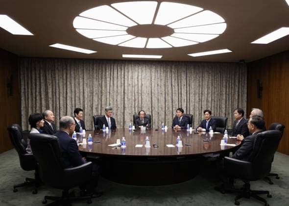 News Bilder der Woche KW51 News Bilder des Tages BOJ policy-setting meeting The Bank of Japan holds a session on the second day of its two-day policy-setting meeting at its headquarters in Tokyo on Dec. 19, 2024, with Governor Kazuo Ueda seated at the center.  A14AA0003888765P