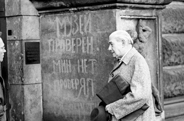 At entrance to Dresden Picture Gallery 643337 19.04.1967 At the entrance to the Dresden Picture Gallery, Germany. Valeriy Shustov Sputnik Dresden Germany  Copyright: xValeriyxShustovx