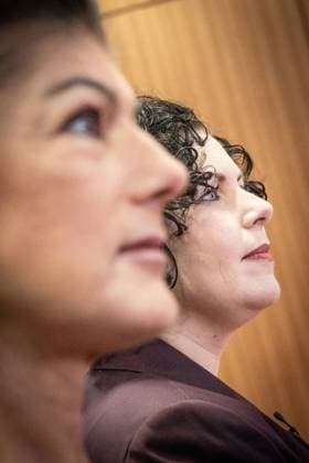 Vorstellung Wahlkampagne Bündnis Sahra Wagenknecht BSW Sahra Wagenknecht, Co-Parteivorsitzende BSW (links) mit ihrer Co-Parteivorsitzenden Amira Mohamed Ali;Vorstellung Wahlkampagne Bündnis Sahra Wagenknecht BSW Sahra Wagenknecht, Co-Parteivorsitzende BSW (links) mit ihrer Co-Parteivorsitzenden Amira Mohamed Ali, Berlin Berlin Deutschland Haus der Bundespressekonferenz *** Presentation Election Campaign Alliance Sahra Wagenknecht BSW Sahra Wagenknecht, Co Party Chairwoman BSW left with her Co Party Chairwoman Amira Mohamed Ali Presentation Election Campaign Alliance Sahra Wagenknecht BSW Sahra Wagenknecht, Co Party Chairwoman BSW left with her Co Party Chairwoman Amira Mohamed Ali, Berlin Berlin Germany Haus der Bundespressekonfer