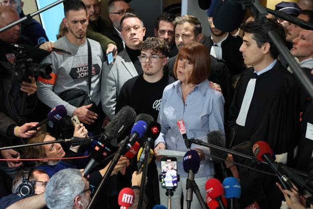 News Bilder der Woche KW51 News Bilder des Tages Mazan rape trial Verdict PHOTOPQR LE PARISIEN LP Olivier LEJEUNE Avignon 19 12 2024 At the Mazan rape trial, the judges decision handed down this Thursday, December 19, 2024 Gisele Pelicot Mazan rape trial verdict day Affaire Pelicot Dominique Pelicot jailed for 20 years in landmark French mass rape trial Gisèle Pelicot thanks supporters after difficult ordeal of rape trial as ex husband jailed for 20 years Hundreds cheer as Gisèle Pelicot departs Dominique Pelicot jailed for 20 years in landmark French mass rape trial Local Caption LP Olivier Lejeune Avignon 84 France  Copyright: xPHOTOPQR LExPARISIEN MAXPPPxLPx xOlivierxLEJEUNEx 20241219LPA6006 20241219LPA6009