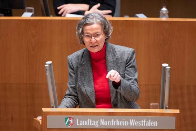 Ina SCHARRENBACH, CDU, Ministerin fuer Heimat, Kommunales, Bau und Digitalisierung des Landes Nordrhein-Westfalen, bei ihrer Rede 85. Sitzung des Landtags Nordrhein-Westfalen, im Landtag Nordrhein-Westfalen NRW, Duesseldorf am 19.12.2024, *** Ina SCHARRENBACH, CDU, Minister for Home Affairs, Municipal Affairs, Building and Digitization of the State of North Rhine-Westphalia, during her speech 85th session of the State Parliament of North Rhine-Westphalia, in the State Parliament of North Rhine-Westphalia NRW, Duesseldorf on 19 12 2024,