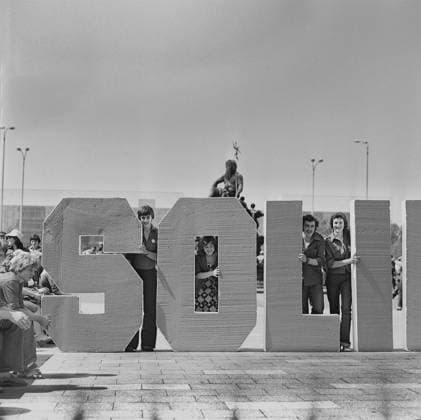 02.06.1979, Nationales Jugendfestival der DDR 1979, Jugendliche FDJ-Mitglieder halten am Rand des Neptun-Brunnens im Park am Fernsehturm die Schaumstoff-Buchstaben SOLI, die die Abkürzung für Solidarität darstellen sollen. Ost-Berlin, Berlin-Mitte, DDR GDR 02.06.1979, National Youth Festival of the GDR 1979, Young FDJ members hold the foam letters SOLI, which are supposed to represent the abbreviation for solidarity, at the edge of the Neptune Fountain in the park by the television tower. East Berlin, Berlin-Mitte, GDR GDR Copyright: imageBROKER CarstenxMilbret iblcmi11912525.jpg