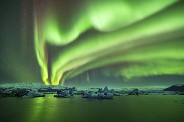 Nordlicht über Eisbergen in der Gletscherlagune, Jökulsarlon, Eisberge mit Gletscher, Vatnajökull-Nationalpark, Hornafjörður, Südisland, Island, Europa Northern Lights over icebergs in the glacier lagoon, Jökulsarlon, icebergs with glacier, Vatnajökull National Park, Hornafjörður, South Iceland, Iceland, Europe Copyright: imageBROKER RobertxHaasmann ibxroh11963751.jpg